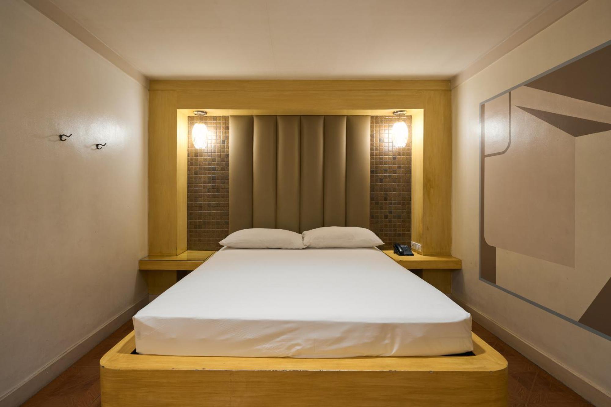 Отель Victoria Court Malabon Valenzuela Экстерьер фото